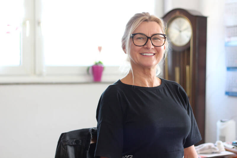 Porträt von Beate Rosmus in ihrem Neusser Büro 