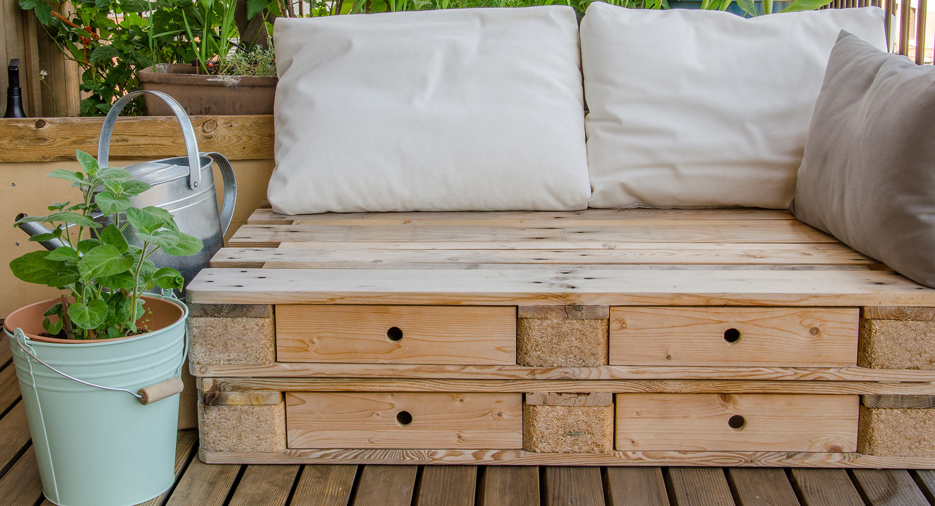 Outdoor-Sofa aus Palette mit aufziehbaren Fächern